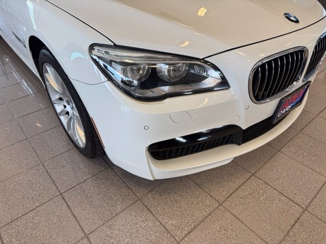 BMW 7 Series Vehicle Full-screen Gallery Image 09