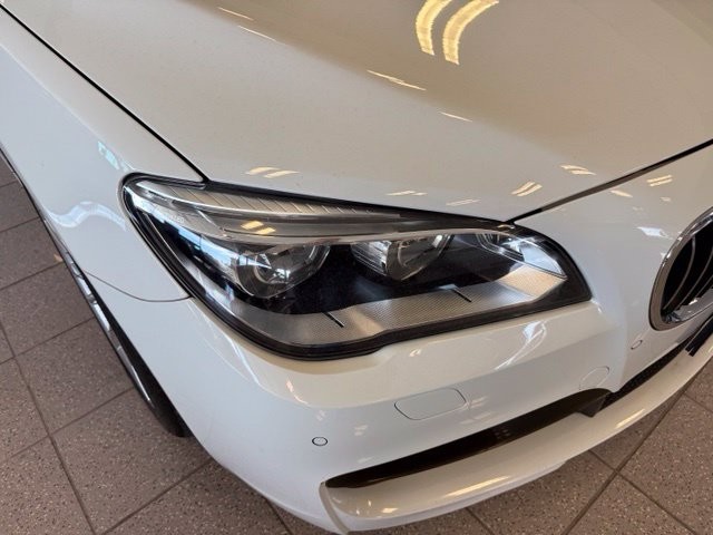 BMW 7 Series Vehicle Full-screen Gallery Image 10