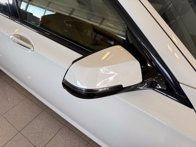 BMW 7 Series Vehicle Full-screen Gallery Image 12