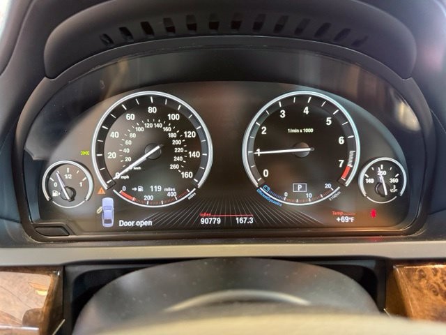 BMW 7 Series Vehicle Full-screen Gallery Image 14