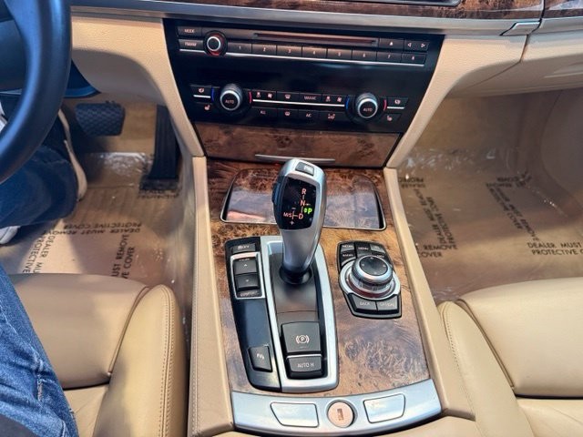 BMW 7 Series Vehicle Full-screen Gallery Image 16