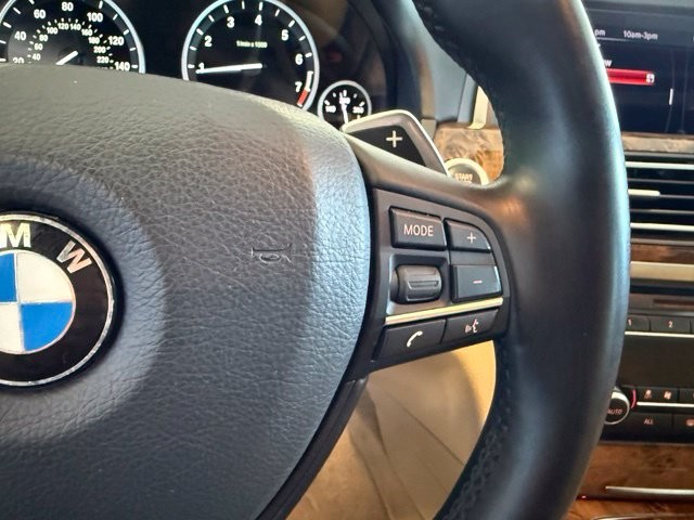 BMW 7 Series Vehicle Full-screen Gallery Image 17