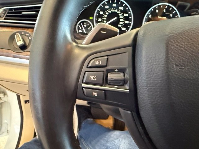 BMW 7 Series Vehicle Full-screen Gallery Image 18