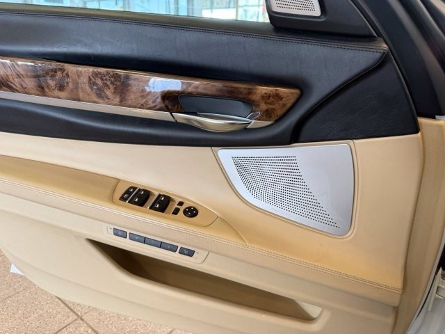 BMW 7 Series Vehicle Full-screen Gallery Image 19