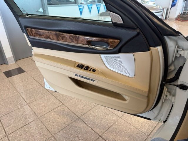 BMW 7 Series Vehicle Full-screen Gallery Image 20