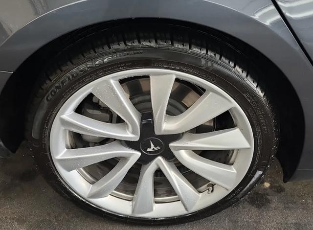 Tesla Model 3 Vehicle Full-screen Gallery Image 05
