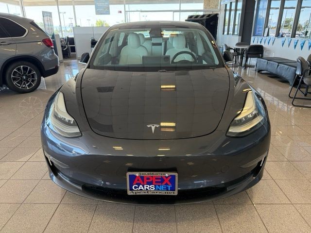 Tesla Model 3 Vehicle Full-screen Gallery Image 09