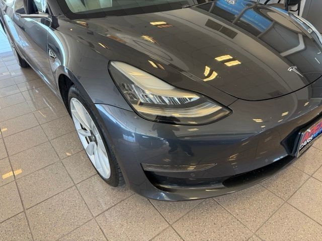 Tesla Model 3 Vehicle Full-screen Gallery Image 10