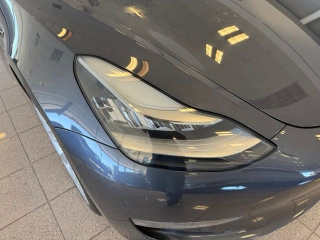 Tesla Model 3 Vehicle Full-screen Gallery Image 11