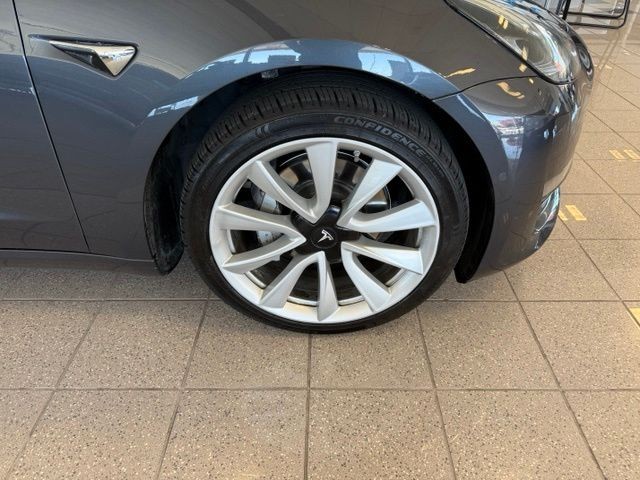 Tesla Model 3 Vehicle Full-screen Gallery Image 12