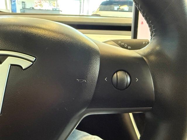 Tesla Model 3 Vehicle Full-screen Gallery Image 18