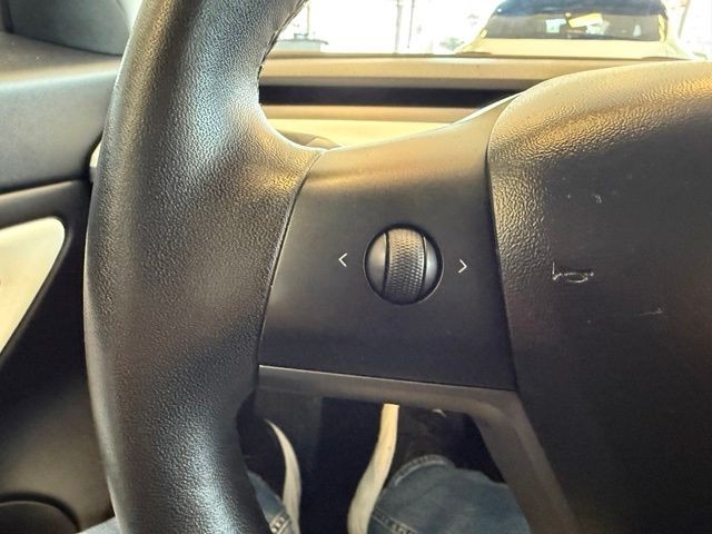 Tesla Model 3 Vehicle Full-screen Gallery Image 19