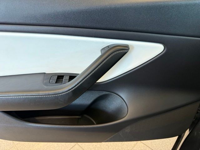 Tesla Model 3 Vehicle Full-screen Gallery Image 20