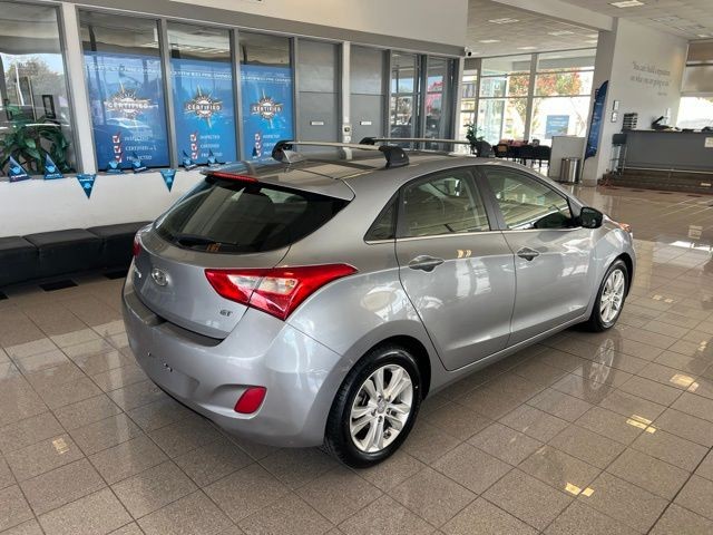Hyundai Elantra GT Vehicle Full-screen Gallery Image 02