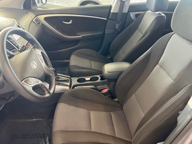 Hyundai Elantra GT Vehicle Full-screen Gallery Image 04