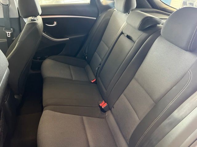 Hyundai Elantra GT Vehicle Full-screen Gallery Image 05