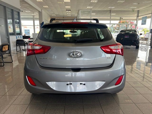 Hyundai Elantra GT Vehicle Full-screen Gallery Image 10