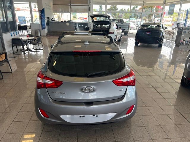 Hyundai Elantra GT Vehicle Full-screen Gallery Image 11