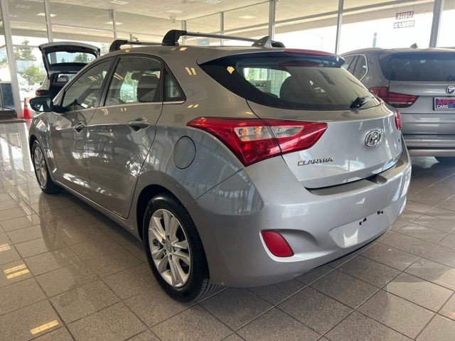 Hyundai Elantra GT Vehicle Full-screen Gallery Image 12
