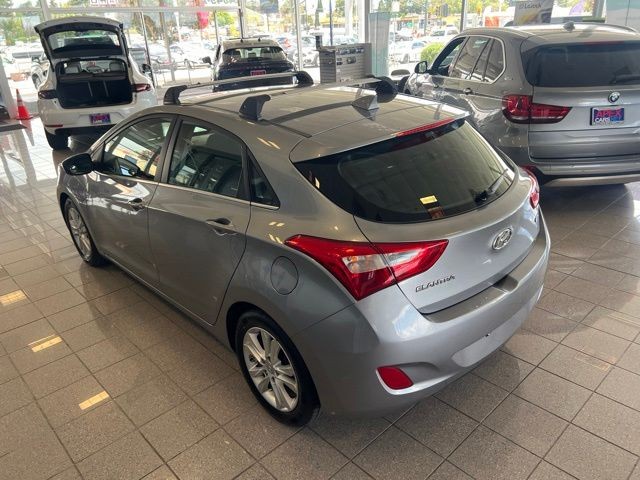 Hyundai Elantra GT Vehicle Full-screen Gallery Image 13