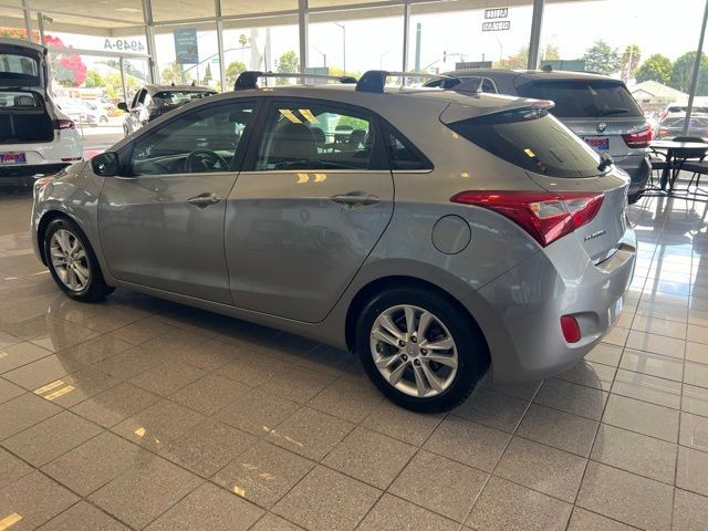 Hyundai Elantra GT Vehicle Full-screen Gallery Image 14