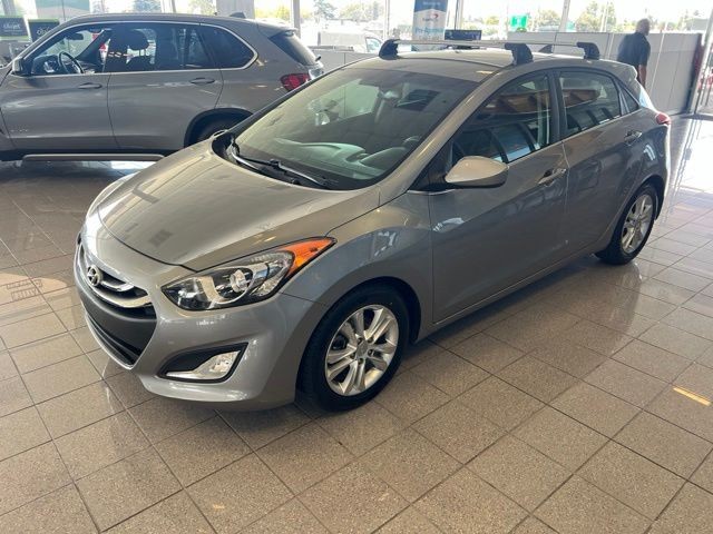 Hyundai Elantra GT Vehicle Full-screen Gallery Image 15