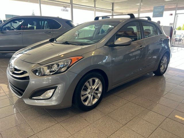 Hyundai Elantra GT Vehicle Full-screen Gallery Image 16