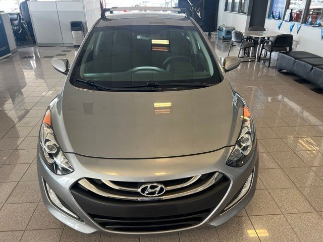 Hyundai Elantra GT Vehicle Full-screen Gallery Image 18