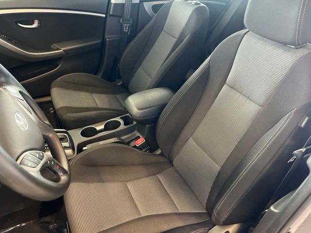 Hyundai Elantra GT Vehicle Full-screen Gallery Image 19