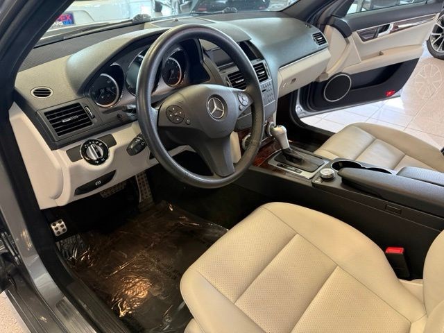 Mercedes-Benz C-Class Vehicle Full-screen Gallery Image 02