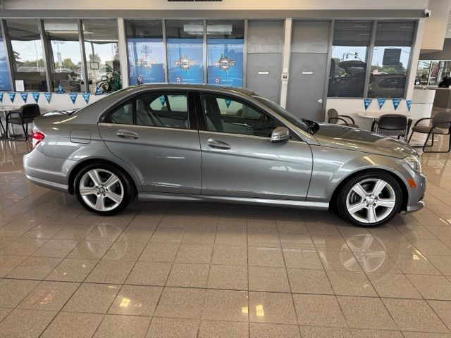 Mercedes-Benz C-Class Vehicle Full-screen Gallery Image 03
