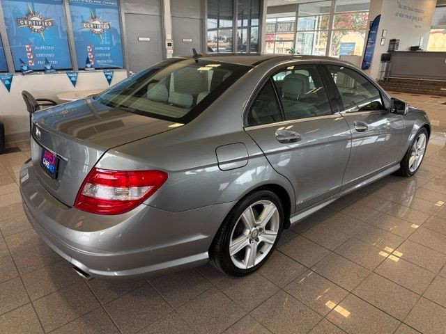 Mercedes-Benz C-Class Vehicle Full-screen Gallery Image 04