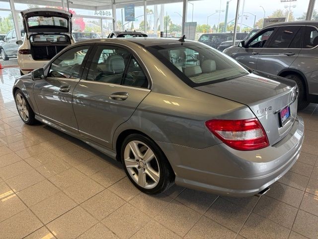 Mercedes-Benz C-Class Vehicle Full-screen Gallery Image 06