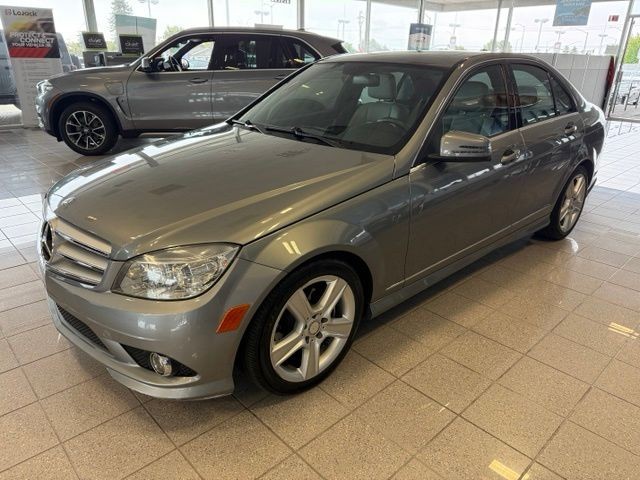 Mercedes-Benz C-Class Vehicle Full-screen Gallery Image 07
