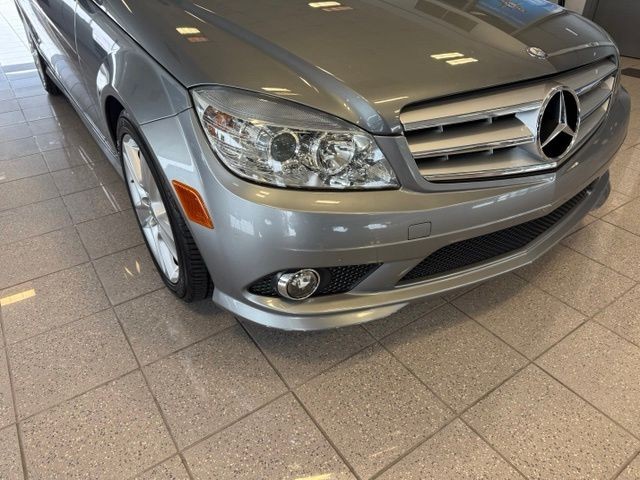 Mercedes-Benz C-Class Vehicle Full-screen Gallery Image 09