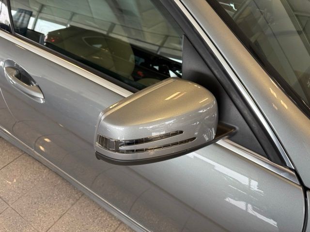 Mercedes-Benz C-Class Vehicle Full-screen Gallery Image 12