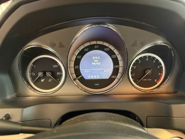 Mercedes-Benz C-Class Vehicle Full-screen Gallery Image 14