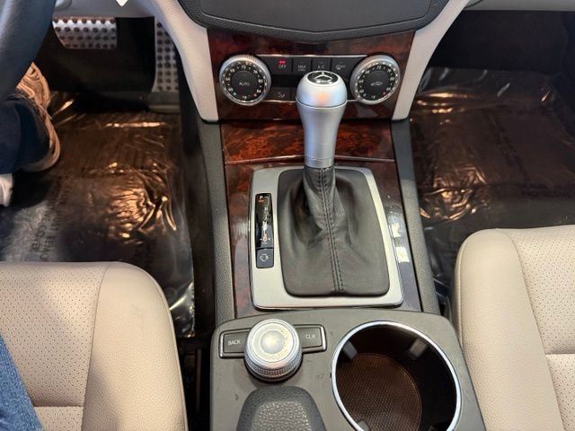 Mercedes-Benz C-Class Vehicle Full-screen Gallery Image 16