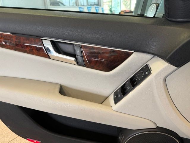 Mercedes-Benz C-Class Vehicle Full-screen Gallery Image 19