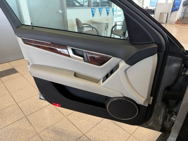 Mercedes-Benz C-Class Vehicle Full-screen Gallery Image 20