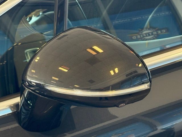 Mercedes-Benz EQS Vehicle Full-screen Gallery Image 11