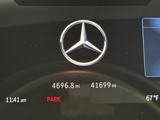 Mercedes-Benz EQS Vehicle Full-screen Gallery Image 12