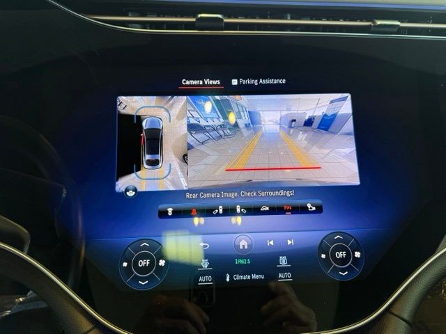 Mercedes-Benz EQS Vehicle Full-screen Gallery Image 13