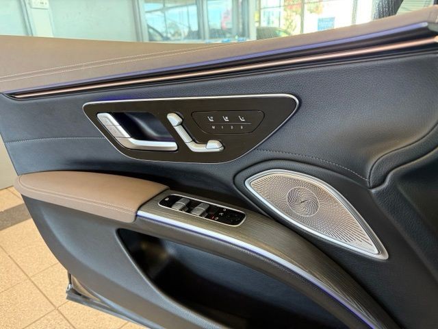 Mercedes-Benz EQS Vehicle Full-screen Gallery Image 17