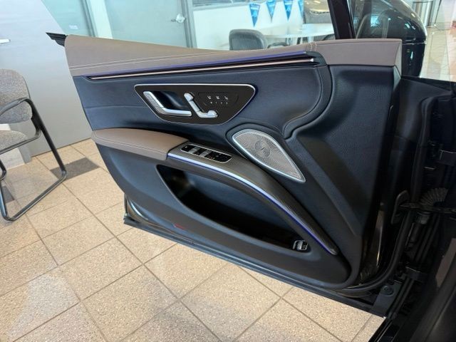 Mercedes-Benz EQS Vehicle Full-screen Gallery Image 18