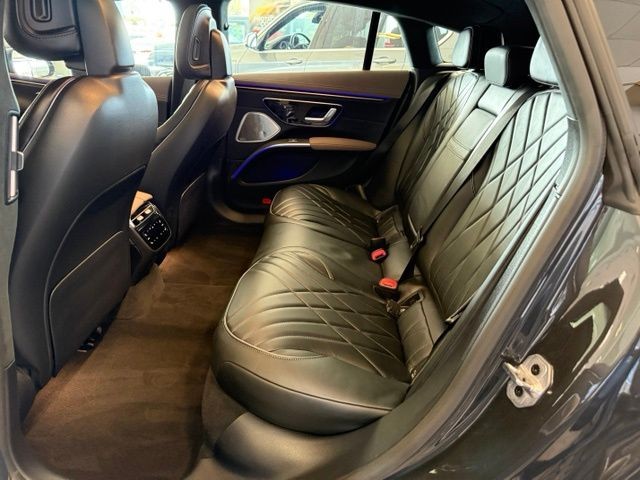 Mercedes-Benz EQS Vehicle Full-screen Gallery Image 19