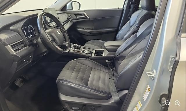 Mitsubishi Outlander PHEV Vehicle Full-screen Gallery Image 02