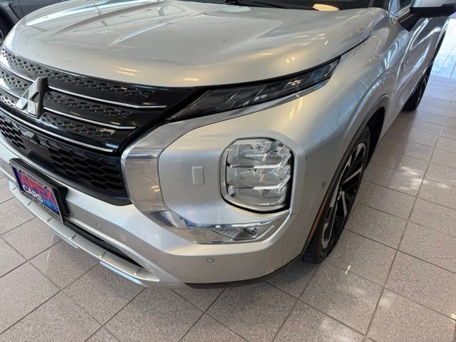 Mitsubishi Outlander PHEV Vehicle Full-screen Gallery Image 10