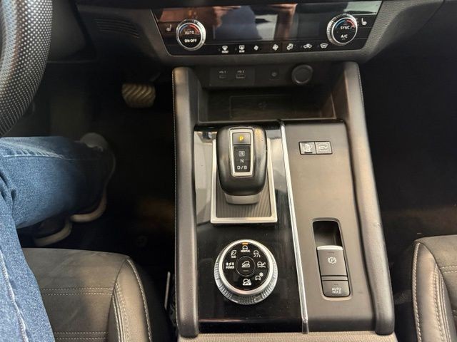 Mitsubishi Outlander PHEV Vehicle Full-screen Gallery Image 17