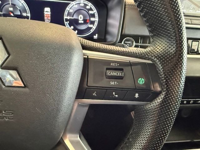 Mitsubishi Outlander PHEV Vehicle Full-screen Gallery Image 18